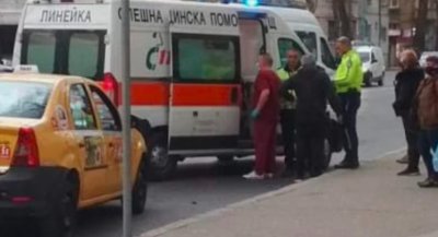 Такси помете пешеходци в София