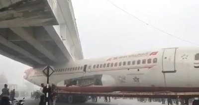 Самолет се заклещи под мост в Индия