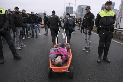 Екоактивисти блокираха днес голяма магистрала в Амстердам с искания незабавно