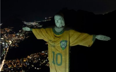 Облякоха скулптурата на Исус Христос в Рио Де Женейро с фланелката на