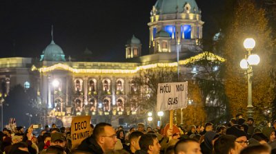 Сериозни размирици в Белград Хиляди сърби се събраха снощи в