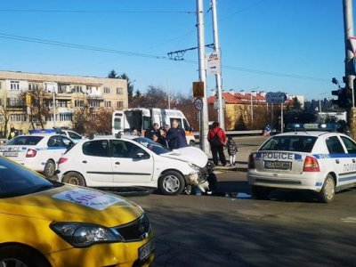 Катастрофа блокира движението на кръстовището на бул Владимир Вазов и