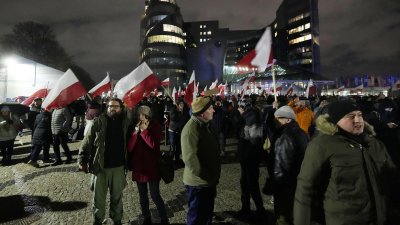 Напрежение в Полша след обявеното закриване на обществени медии