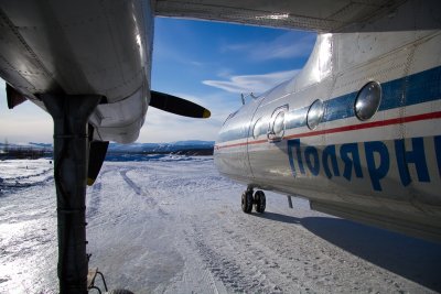 Пътнически самолет кацна върху замръзнала река в Русия На борда