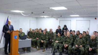 Президентът връчи почетния знак на държавния глава на българския контингент
