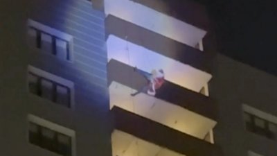 Алпинист облечен в костюм на Дядо Мраз падна от балкона