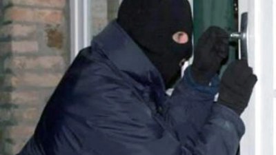 Въоръжени и маскирани с медицински маски ограбиха магазин в София