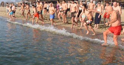 50 варненци се цопнаха в морето за ЧНГ (ВИДЕО)