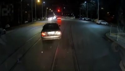 Шофьор предизвика катастрофа засичайки трамвай в София и избяга от
