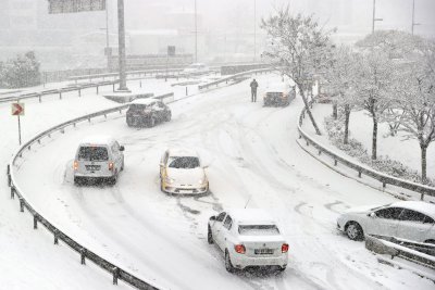 Обилен снеговалеж блокира трафика в Източна Турция