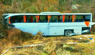 Катастрофа между автобус с гръцки туристи и камион затвори пътя