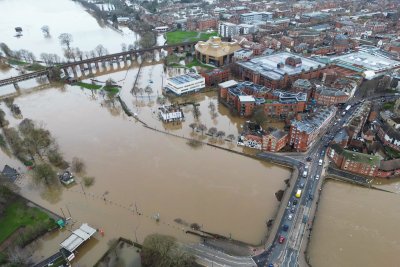 Големи реки във Великобритания бяха наводнени в петък след проливен