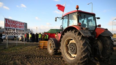Полски фермери блокираха граничния пункт Медика с Украйна  съобщава Ройтерс Те възобновиха протеста