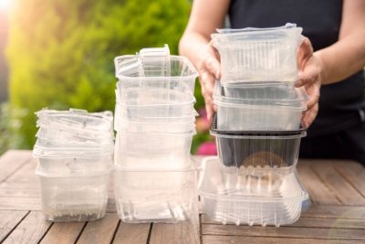 Поскъпват пластмасовите чаши и кутиите за храна която хората купуват