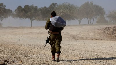 Израел изтегля хиляди военни от Газа, но се готви да воюва поне 6 месеца