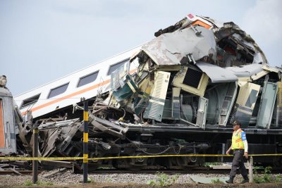 Трима загинаха във влакова катастрофа в Индонезия