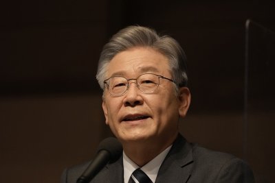 Лидерът на основната опозионна партия в Южна Корея И Дже мьон