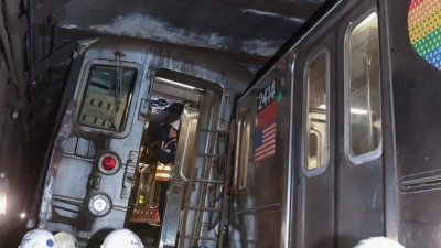 Два влака се сблъскаха в метрото в Ню Йорк, има ранени