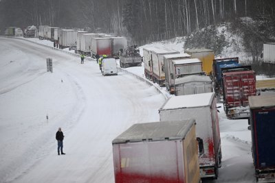 Обилният снеговалеж предизвика транспортен хаос в Швеция  Над 1000 превозни средства