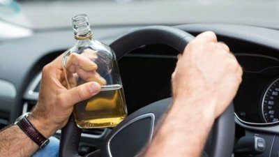 Пиян, дрогиран и без книжка шофьор се заби в камион
