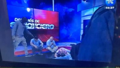 Въоръжени мъже нахлуха в ефира на еквадорска телевизия и подтикнаха