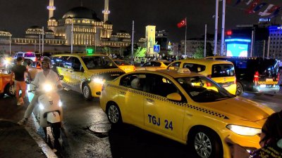 Поскъпват градският транспорт и такситата в Истанбул