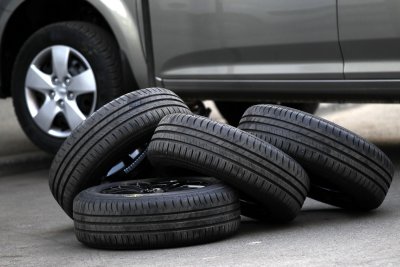 Полицаи задържаха двама мъже извършили кражба на автомобилни гуми от