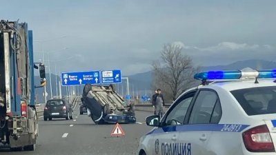 Тежка катастрофа в София Автомобил се обърна по таван след