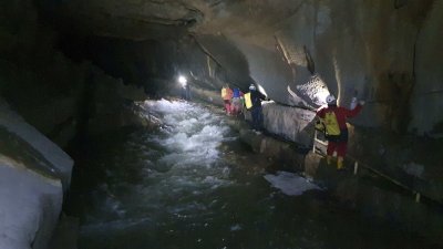 Пещерни спасители спасиха петима души които бяха блокирани в пещерата Крижна