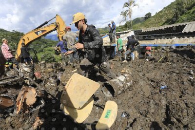 Кално свлачище причинено от проливни дъждове в северозападна Колумбия отне