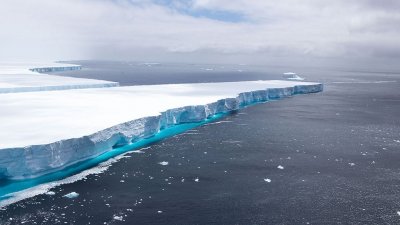 Фотограф е успял да заснеме движението на най големия айсберг в