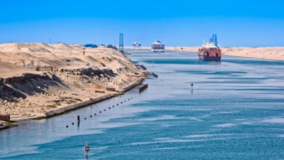 Приходите от Суецкия канал спадат с 40% заради напрежението в Червено море