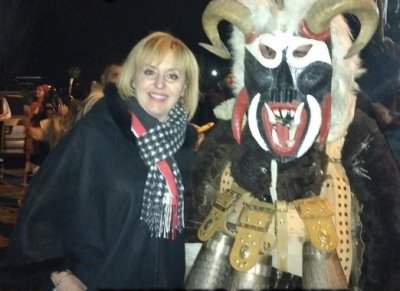 Мая Манолова посети традиционния кукерски фестивал в Симитли преди дни