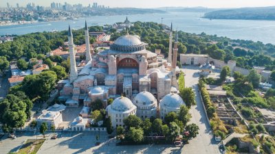 Таксата за чужденци в „Света София“ в Истанбул става 25 евро