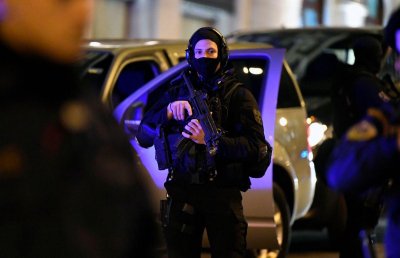 Трима души са били задържани снощи от гръцката полиция която