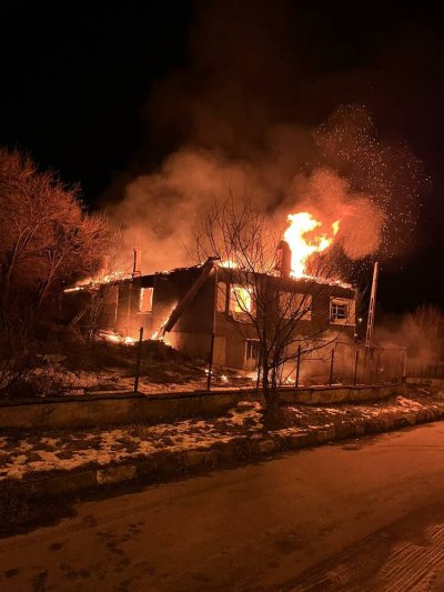 Доброволци гасиха пожар в село Божевци