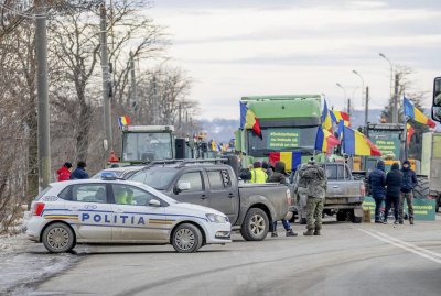 Румънски фермери блокираха пункт на румънско украинската граница в четвъртък съобщи украинската