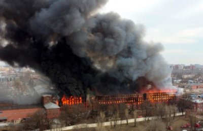 Пожар опостуши огромен склад в Санкт Петербург