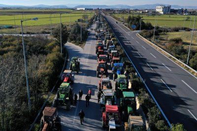 Гръцки селскостопански асоциации и федерации излизат с трактори на протести