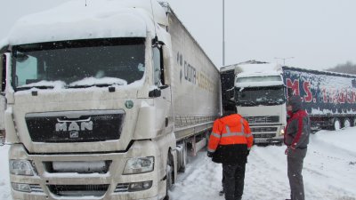 Заради обилния снеговалеж се ограничава движението на камиони над 12