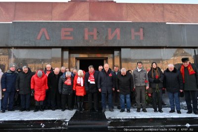 Руските комунисти се поклониха на Ленин и Сталин