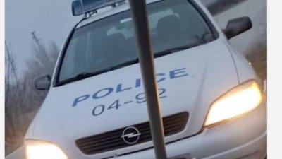 Камион изблъска от пътя патрул на полицията а шофьорът избяга