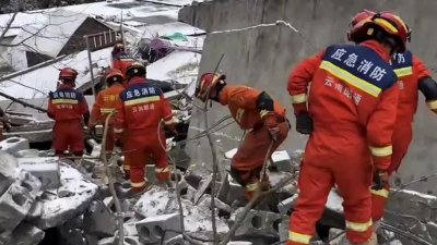 Осем души загинаха при свлачище в Китай