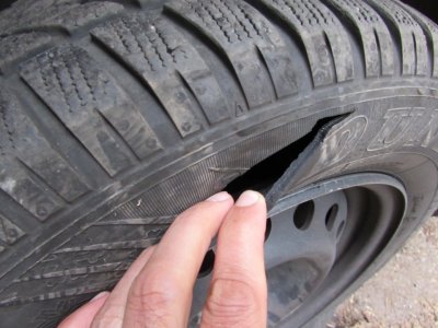 Срязаха гумите на паркирани коли в село Малчика община Левски съобщиха