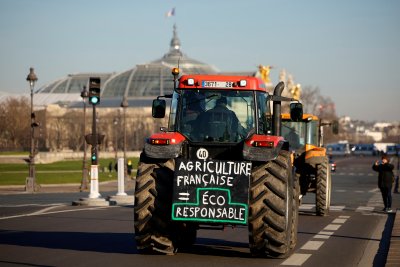 Представителите на френските фермери заплашиха да разширят протестите в понеделник