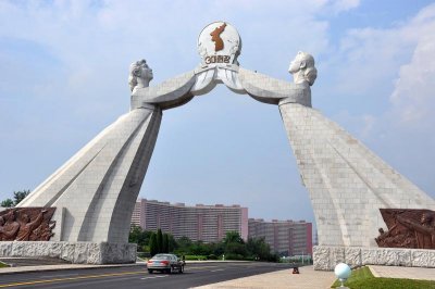 Северна Корея разруши голям паметник в столицата си който символизираше