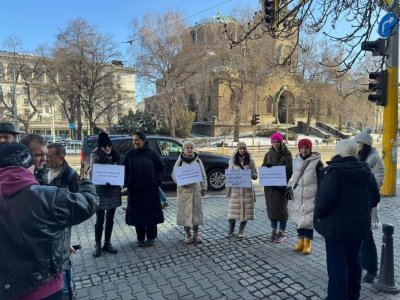 Родители протестират пред здравното министерство с искане за оставка на