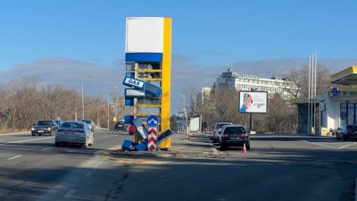 Шофьор се блъсна в информационно табло на бензиностанция в Бургас