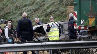 Жена загина, пометена от кола на протест на фермерите във Франция 