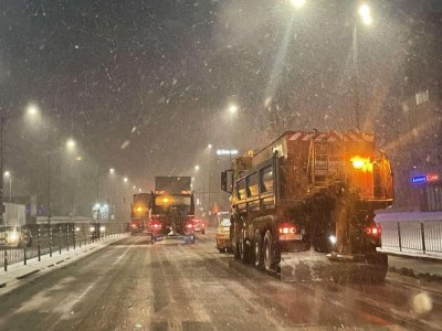 Агенция Пътна инфраструктура АПИ информира че 803 снегопочистващи машини обработват